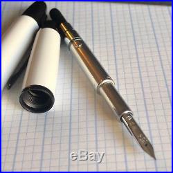 Pilot Vanishing Point White Pen with Black Trim 18K Fine Gold Nib