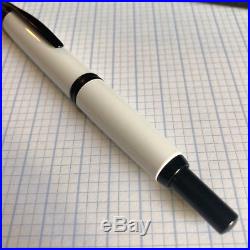 Pilot Vanishing Point White Pen with Black Trim 18K Fine Gold Nib