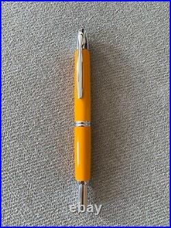 Pilot Vanishing Point fountain pen -Yellow- Fine 18k Nib Used but Excellent