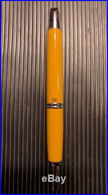 Used yellow Pilot vanishing point fountain pen fine point great condition